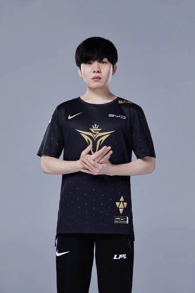 Rookie直播在线抽卡:看我抽到了什么?FPX的19年时刻