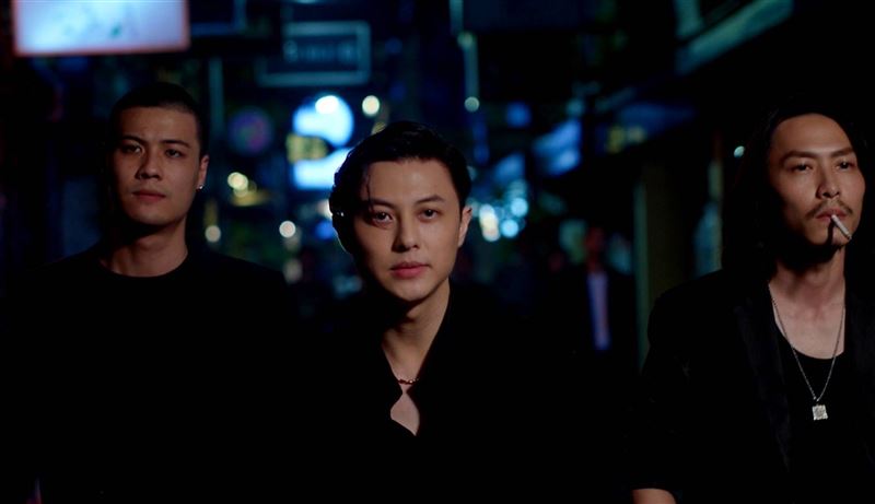 王子深情對視!郭雪芙「手抓外套」超曖昧 《山中森林》票售9成