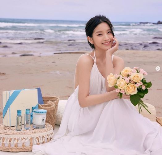 蔡瑞雪海邊合照嫩嬰！深V抱緊洩胸前一片白　網全歪樓：羨慕小孩