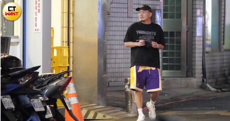 郭書瑤穿小可愛聚會被拍！1男星主動陪聊　猜做「愛的結晶」