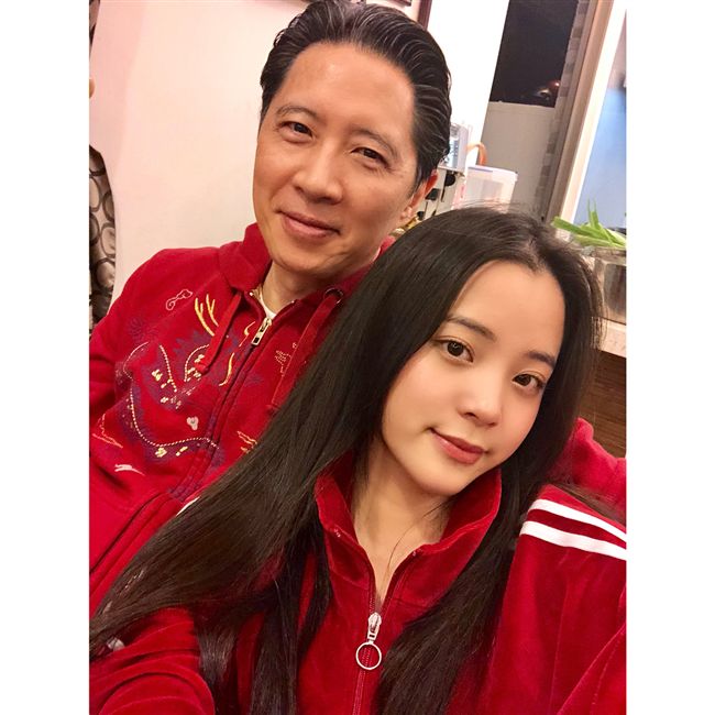 歐陽娜娜賀「祖國」生日！律師貼歐陽龍昔反共片：爸爸的話要聽
