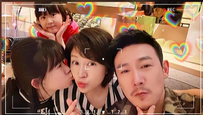 陆毅晒合照为妻子鲍蕾庆生 女儿送贺卡创意满满 陆毅晒合照为妻子鲍蕾庆生 女儿送贺卡创意满满