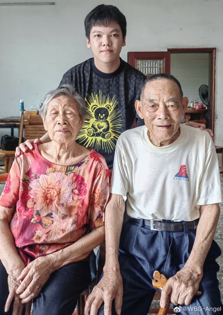 Angel更博:这几天回老家探望爷爷奶奶,爷爷刚刚过九十大寿