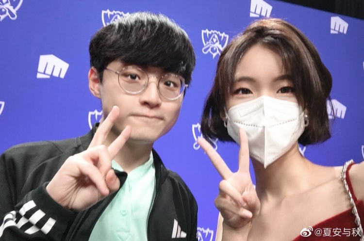 主持夏安晒与Showmaker合照：今日自拍？