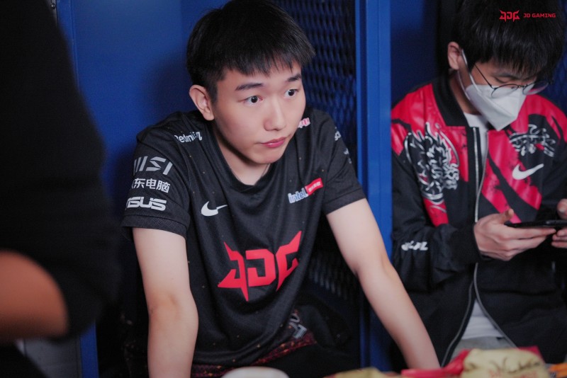 对比Keria有明显差距 对局中屡次出现失误 如何评价Missing发挥？