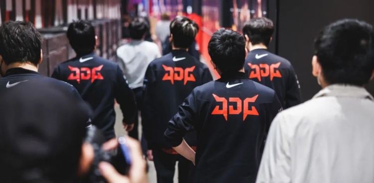 新华社报道英雄联盟S12全球总决赛：中国战队遗憾无缘决赛