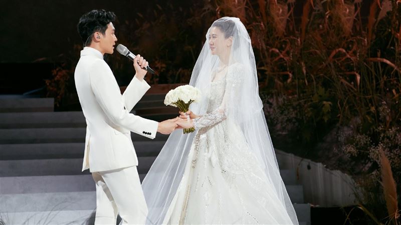 21年婚禮等到了！ 《披哥》張智霖告白袁詠儀逼哭網：太感動了