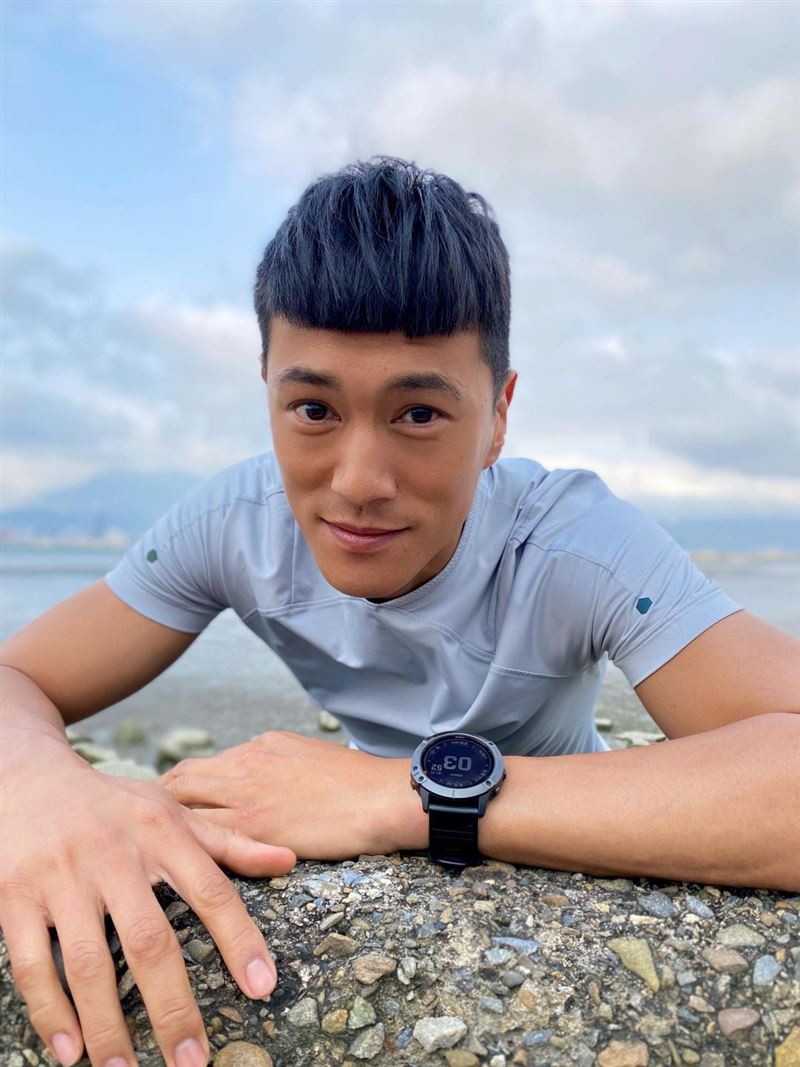 小男孩暴衝闖紅燈！男星開車險撞噴飛　驚險2秒畫面曝光