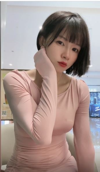 忘記有鏡子！網美直播更衣　慘遭「魔鏡反射」雪白一片流出…不忍回應了