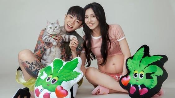 謝和弦妻莉婭曬孕婦辣照！「私密部位」被看光　網暴動全暈了