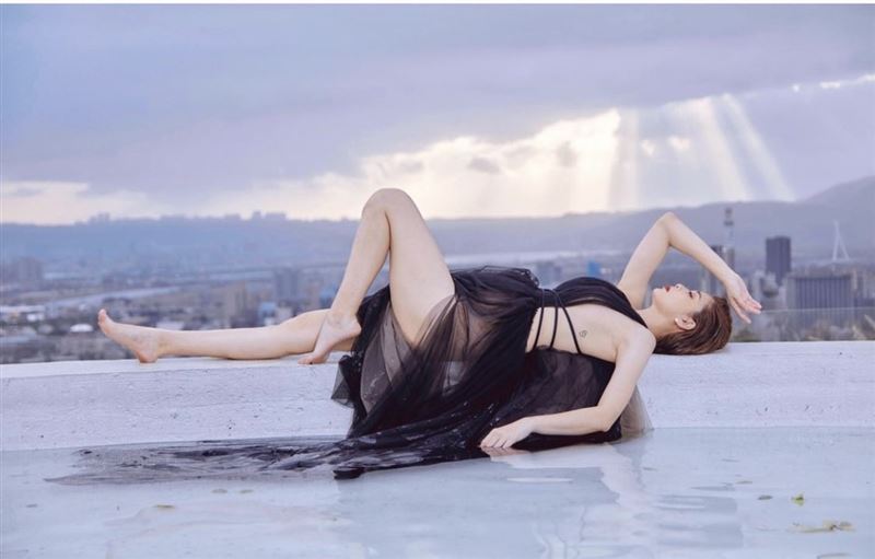 破尺度不藏了！夏如芝「側身橫躺全裸」曝光　吸萬人朝聖火辣婚紗照