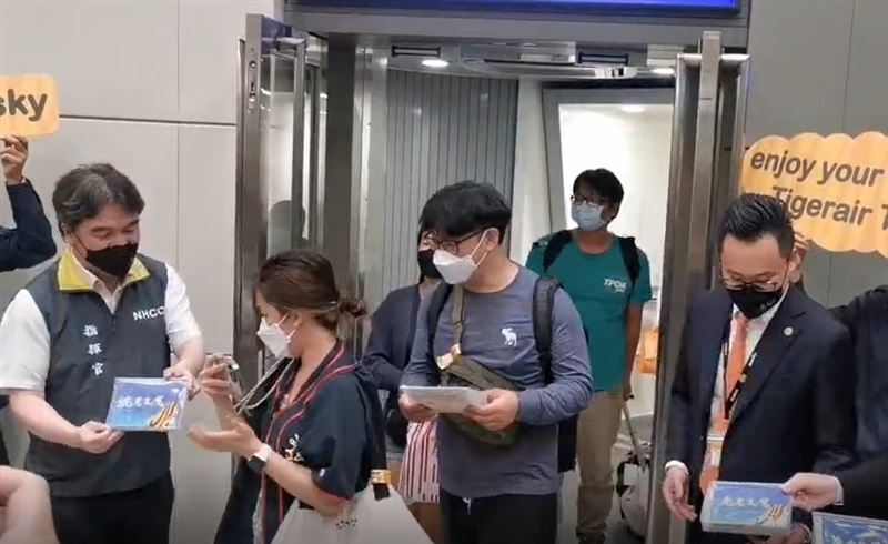 邊境解封！泰國旅行團「抵達台灣了」正妹化身美少女戰士　超吸睛