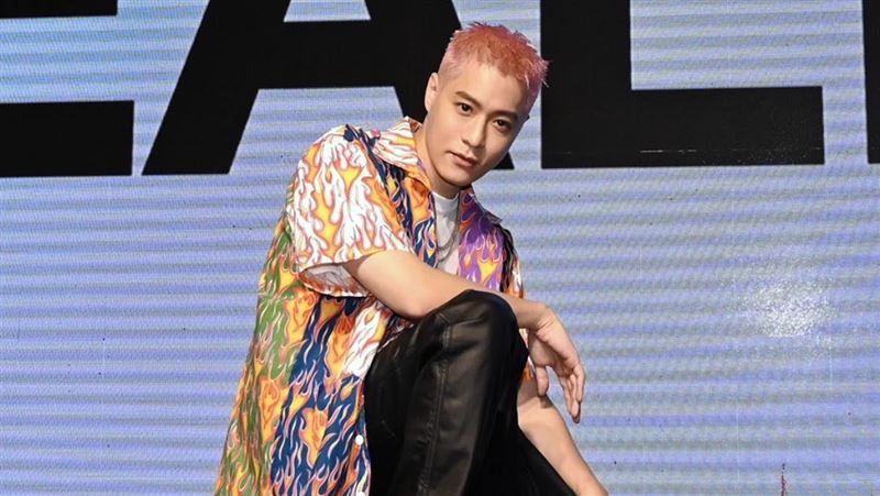 工作室過夜8小時！周湯豪夜歡被拍　小10歲綠毛妹「舌功一流」洩2人關係