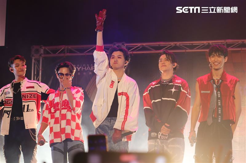 《原子少年》小孩宣布退團現身校園！天王星「歌詞藏洋蔥」粉絲打氣哭慘