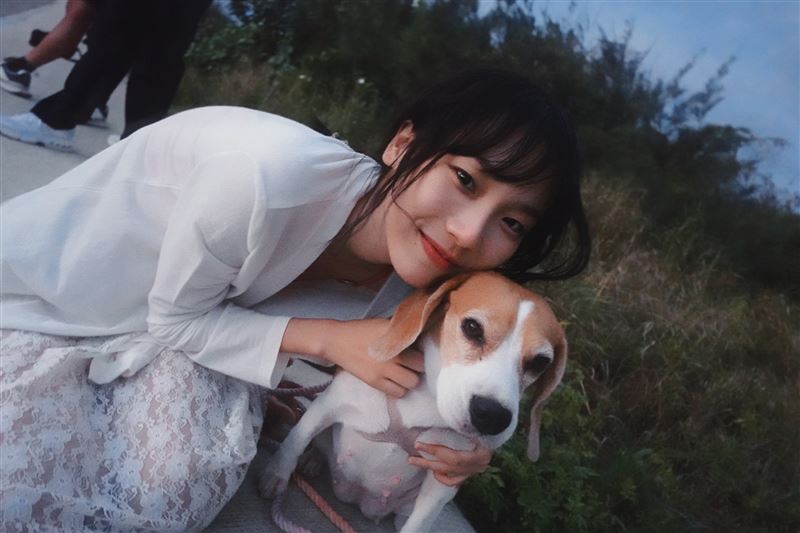 她被狗嚇到影片爆紅!本尊仙氣模樣被起底 網驚呼:好甜美