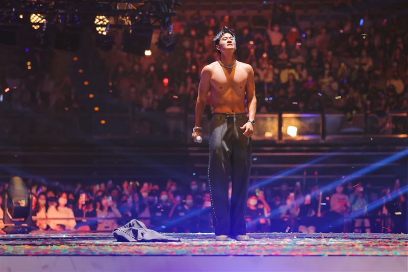 連來兩天！周興哲萬人前告白未婚妻「我愛妳」趙岱新這舉動回應閃炸