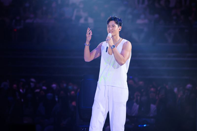 周興哲小巨蛋出事了！唱一半金曲歌后衝上台　緊急喊卡了