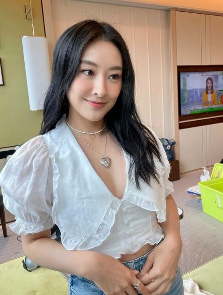 宅男女神裙子開衩太高！記者會一抬腿上台「走光全被拍」急拉下擺遮擋