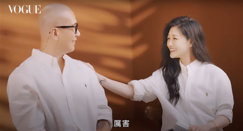 被問最愛大S哪裡？具俊曄羞吐4字秒道歉　夫妻「愛的摸摸」親密畫面流出