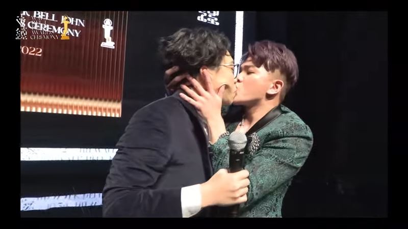 走鐘獎爆衝突！女友被虧「夜店亂抱人婊子」孫生護愛衝上台強吻賀瓏酸爆