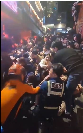 梨泰院意外百人傷亡「起因畫面」疑曝光　　人體堆疊2層樓高…淒厲呼救