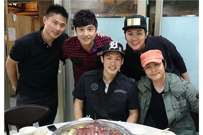 小刀親口提「5566不合」秘辛：就是王少偉在鬧！經典曲自嘲嗨炸