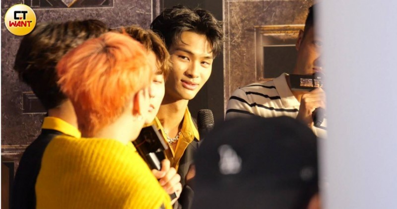 直擊／夏浦洋爆熱戀！ 路邊「拍臀調情」牽蠻腰妹回家全被拍