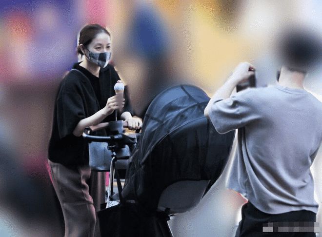 石原里美与丈夫带孩子外出 夫妇轮流推婴儿车散步