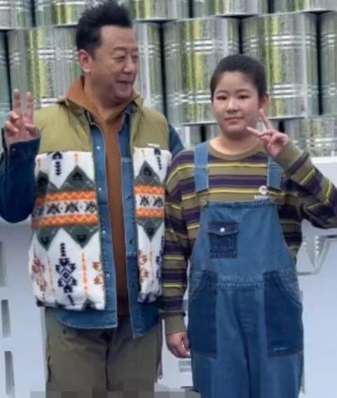 郭涛携女儿同台走秀 11岁郭懿文快和爸爸一般高