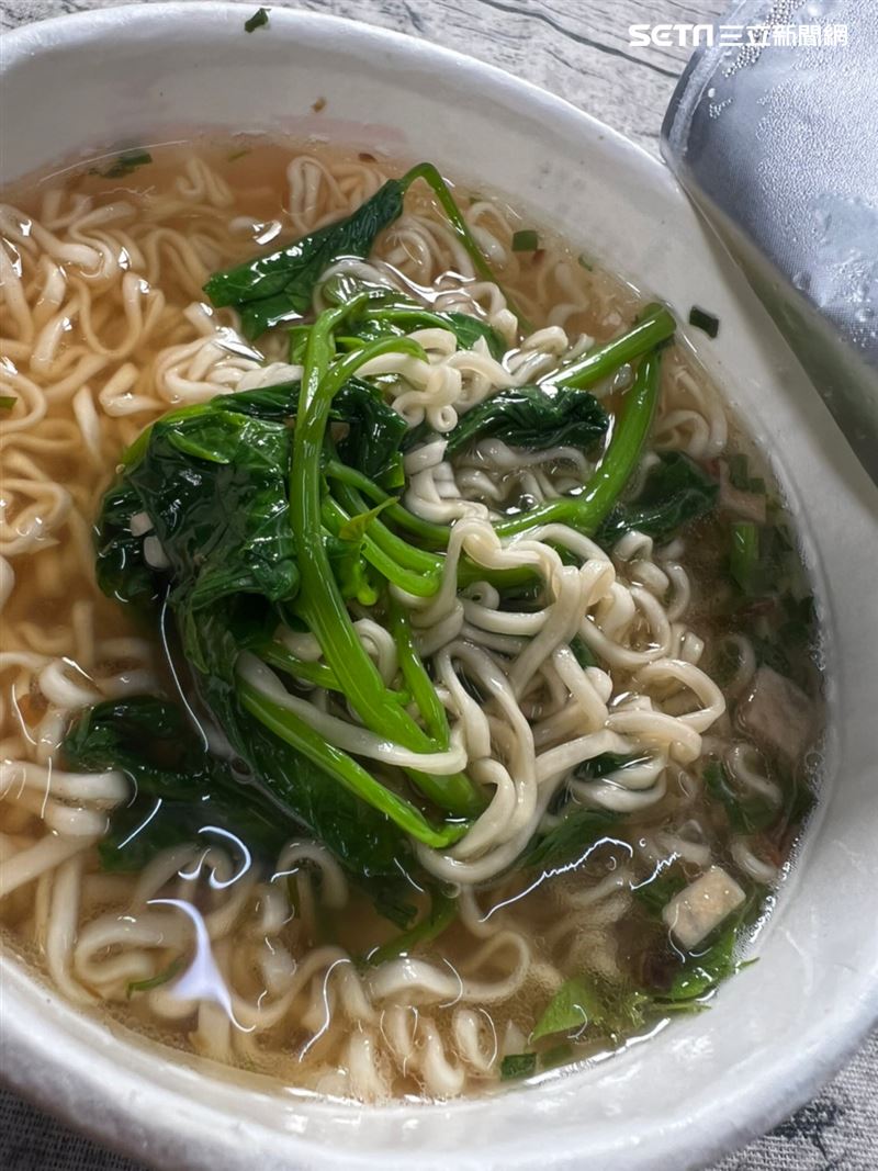 泡麵也可加新鮮青菜　「奶薯葉」熱水沖泡3分鐘即食！還喝奶長大
