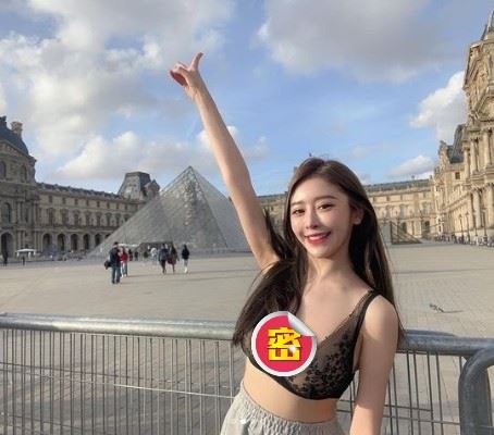 羅馬競技場脫了！「護理系女神」瑞士高空掀衣曬走光片　網驚：太誘人