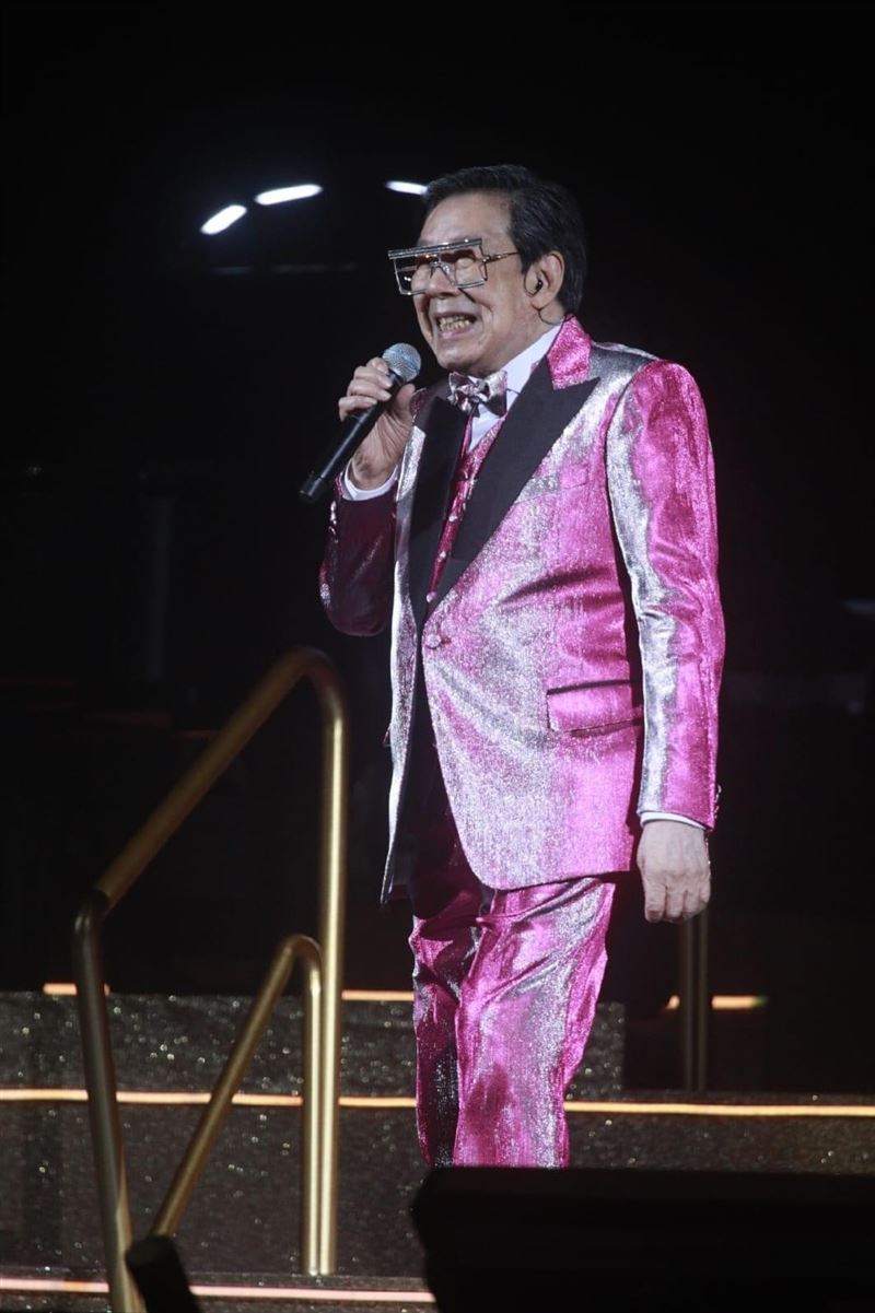 90歲歌手紅館開唱！張學友現身合唱突當眾下跪　淚喊：好久沒跪過人