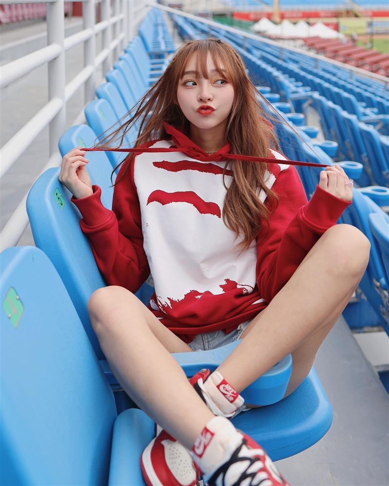 林襄曬激短裙意外走光！「神秘三角區」讓網全嗨　狂吸4.9萬人朝聖