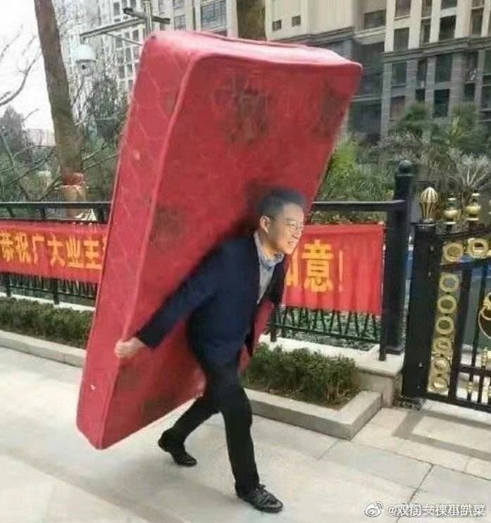 汪小菲遭惡搞「搬床墊」合成圖　網酸爆：買就送小光頭