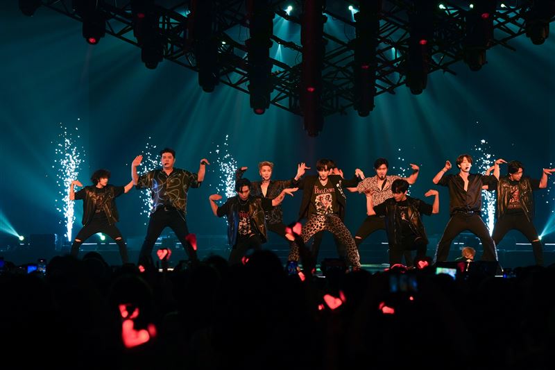 銀赫含淚！利特指著包廂「SJ爸媽都坐在那」　成員急制止：別這樣