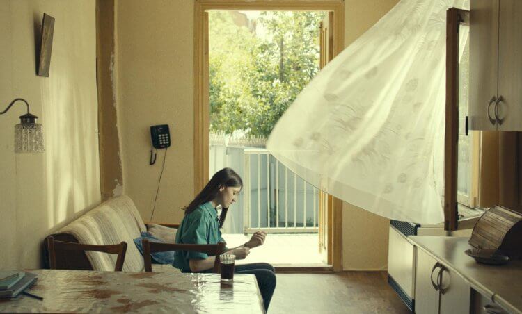 《喬治亞天空下》世足賽即將開打，但他倆剛萌芽的愛情卻被詛咒成了「陌生人」? 一部真正充滿「魔法」的浪漫電影 11 月上映