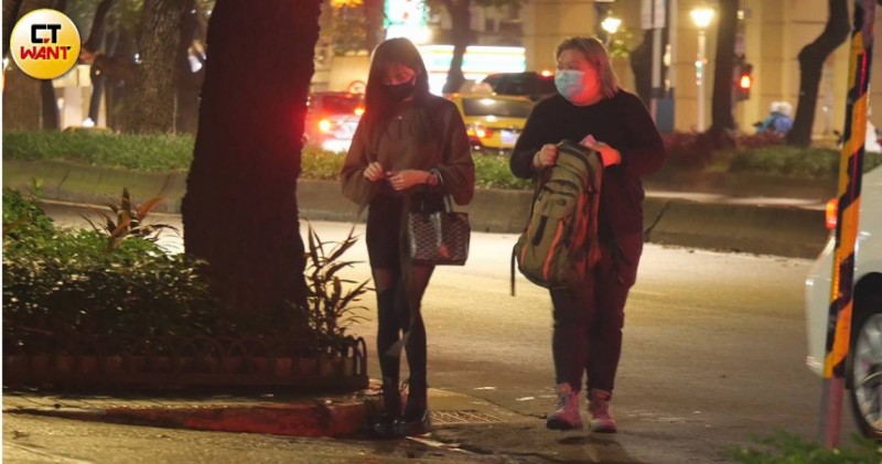 王心凌「雨中為工作人員撐傘」 低調返台爆有好消息!