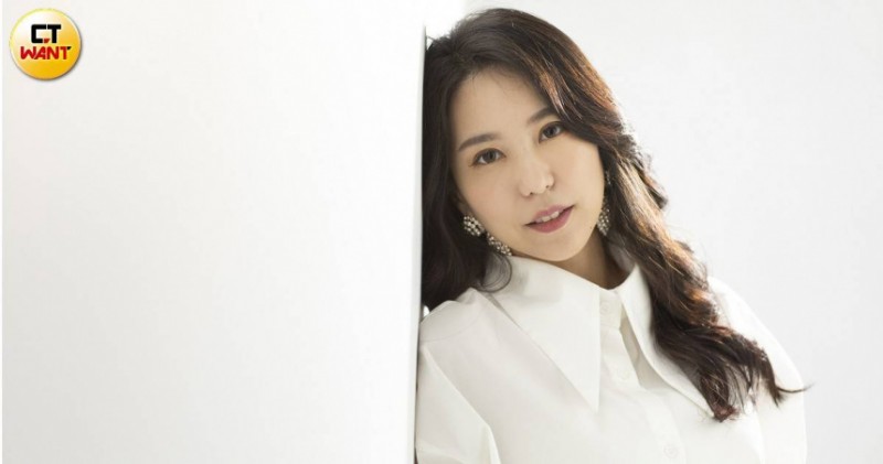 「當媽穿露肚裝」挨酸！美女主播不忍了　硬起來1句話反擊