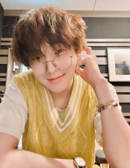 WINNER姜昇润疑似恋情曝光 与女方牵手逛街被拍 WINNER姜昇润疑似恋情曝光 与女方牵手逛街被拍