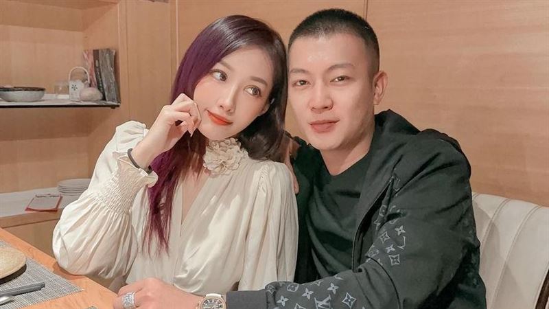 歐菈彎腰曝胸前深溝！鳳梨聽「女友1動作」驚喊：嚇出一身冷汗