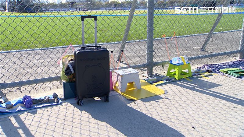 台中跨年晚會卡司太強　中央公園湧現「排隊椅陣」粉絲夜排卡位