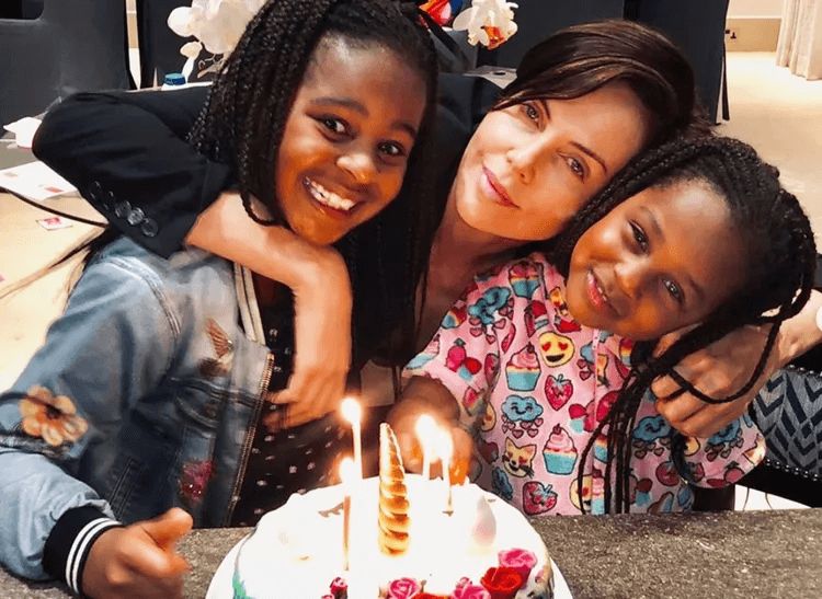 莎莉賽隆：大女兒對她的迪奧廣告反應是「快把衣服穿起來！」，而她反擊：那是你的大學學費！