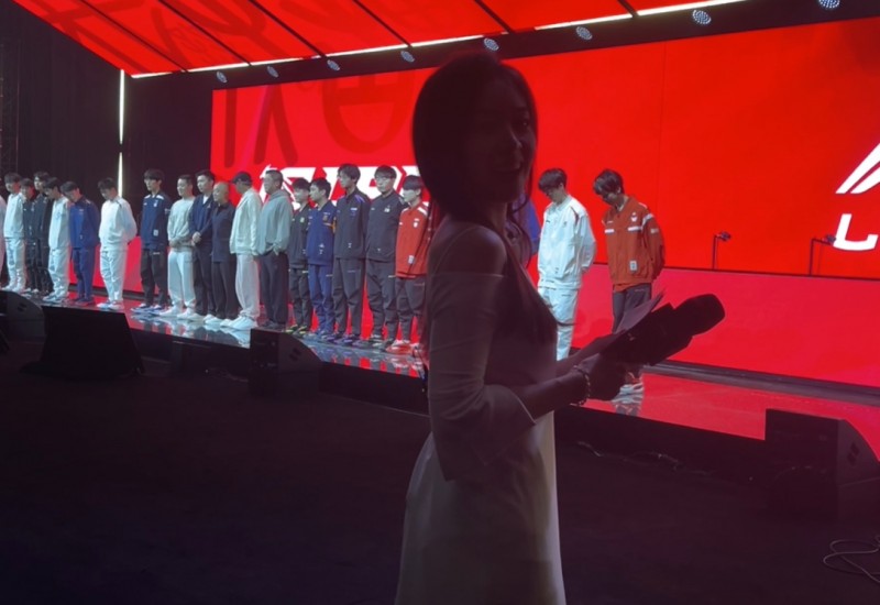 主持余霜晒照:路过一下和17个选手合影