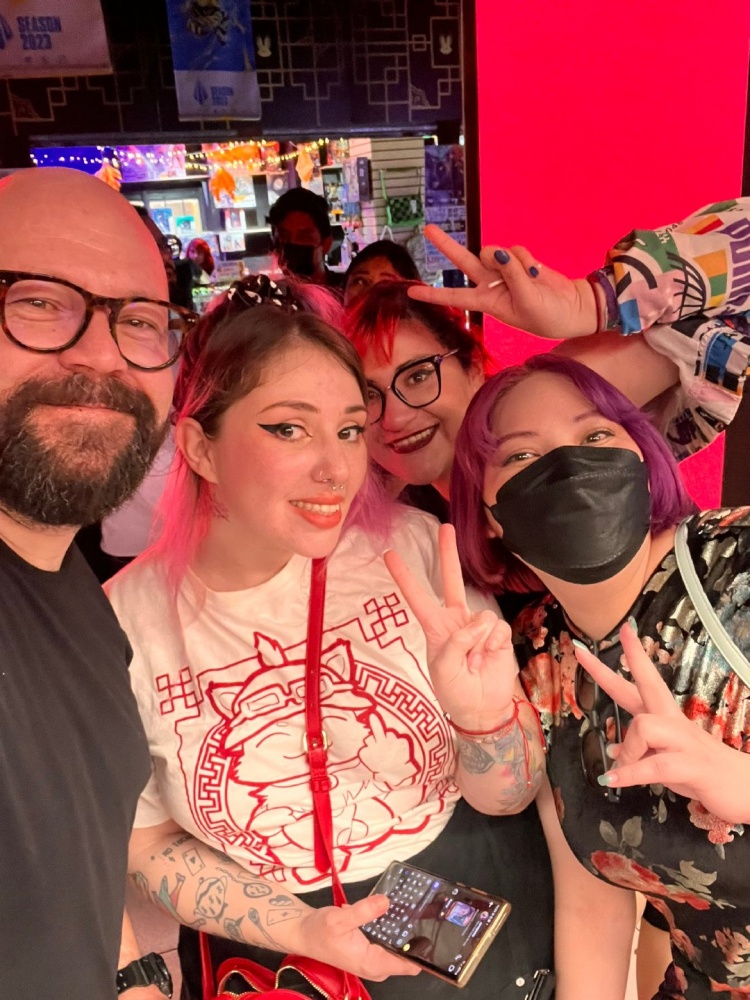 拳头营销经理:我正在与其他拳头员工一起过新年 祝大家新年快乐