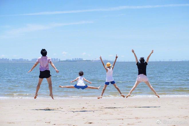 孙俪晒女儿给邓超的暖心礼物 老父亲感动落泪