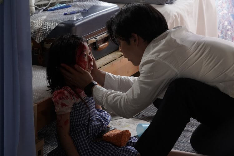 柳樂優彌日劇《噬亡村》挑戰驚人動作戲，甚至入戲到「怕被吃掉」; 三池崇史也大讚呈現原汁原味的日式恐怖──