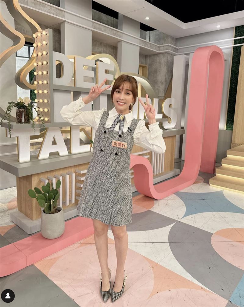 後輩和主管開會趴桌大哭！女主播揭「宮鬥內幕」氣罵：咖啡女