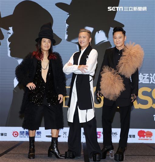 不只信義街頭獻唱！草蜢逛夜市大嗑美食　與粉絲「0距離互動」超羨慕