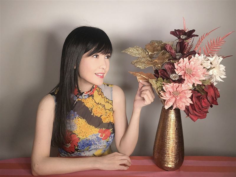 周慧敏過年辣翻！穿30年前旗袍拜年　55歲「0修圖」狀態超驚人