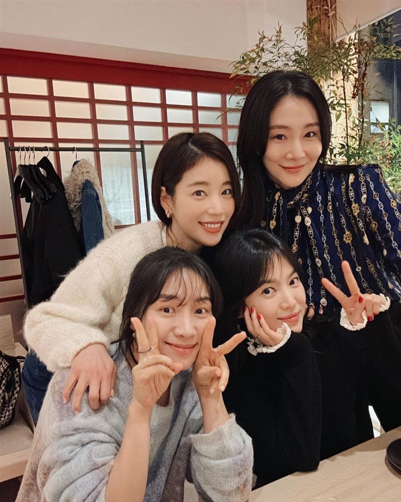 宋慧喬超美！新年合體閨密嘟嘴超嫩　甩黑暗榮耀「燦笑張開手」好反差